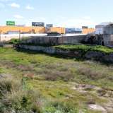 La rigogliosa lama ci appare fortemente suggestiva, circondata da pareti rocciose frastagliate e caratterizzata da macchia mediterranea con sfumature che vanno dal verde all�ocra. Sullo sfondo ecco i primi capannoni dei grandi magazzini: riconosciamo negozi di elettronica, articoli per la casa e ipermercati